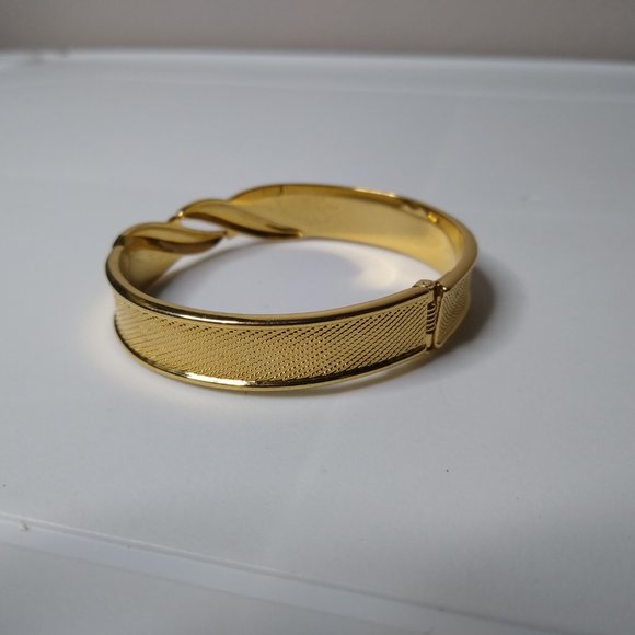 Vintage Monet Metal Hinged Bracelet - Picture 4 of 16